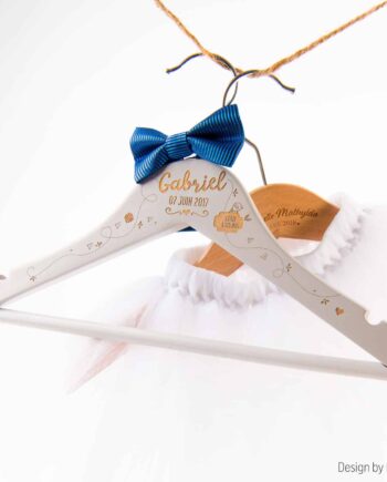 Cintre baptême personnalisé