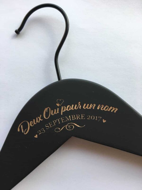 Cintre en bois deux oui pour un nom personnalisé
