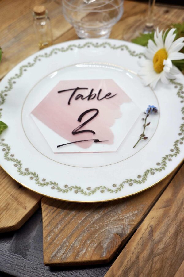 Numéros de tables en plexiglas design & tendance pour mariage
