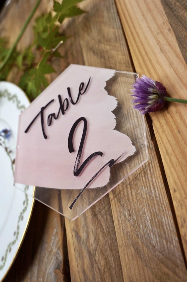 Numéros de tables en plexiglas design & tendance pour mariage