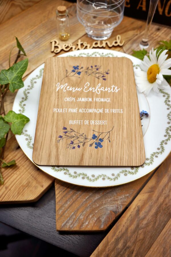 menu en bois fleurs bleues