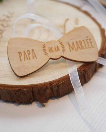 badge noeud papillon bois pour accompagner les mariés