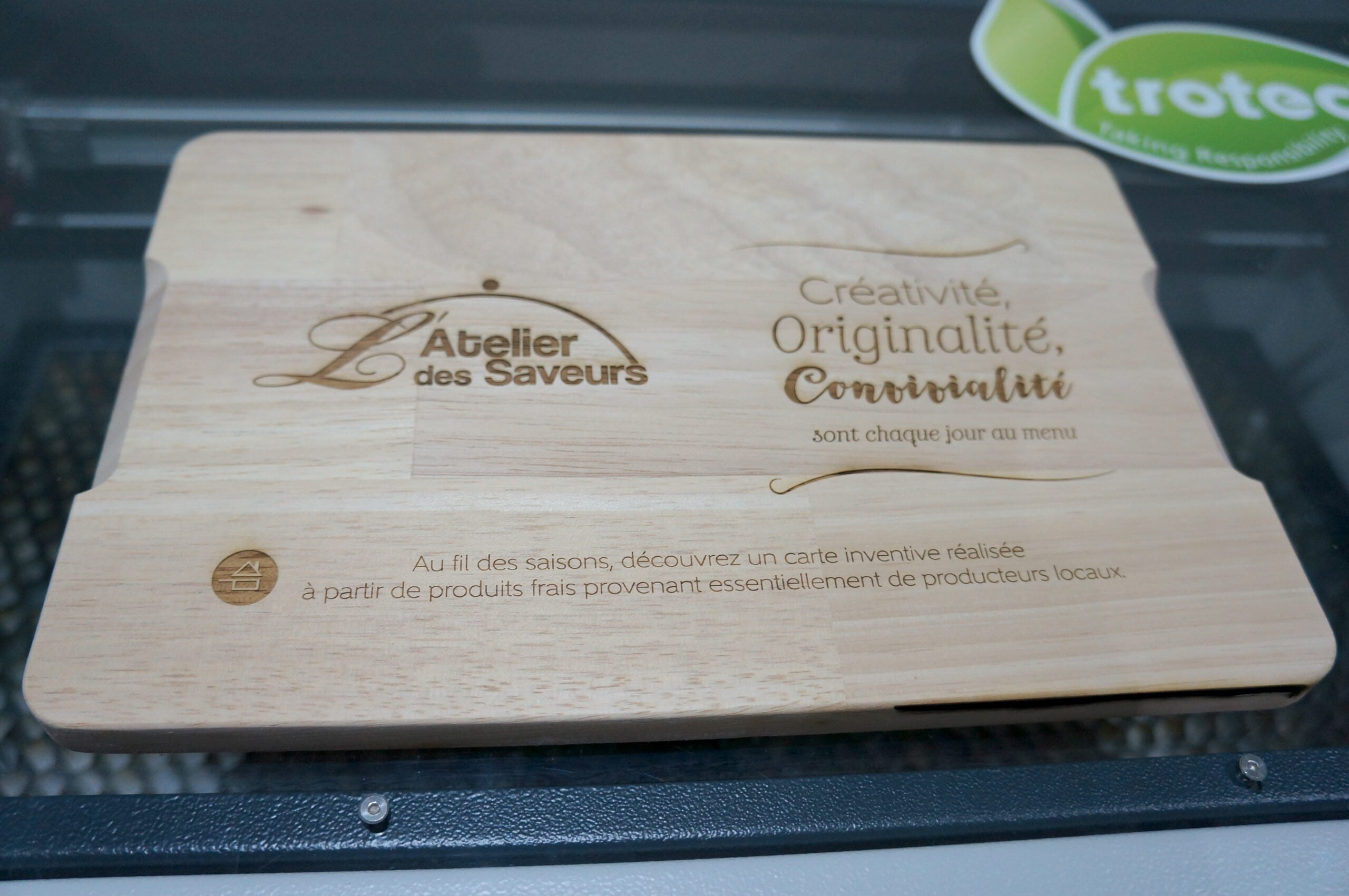 Menu sur planche bois Atelier des Saveurs