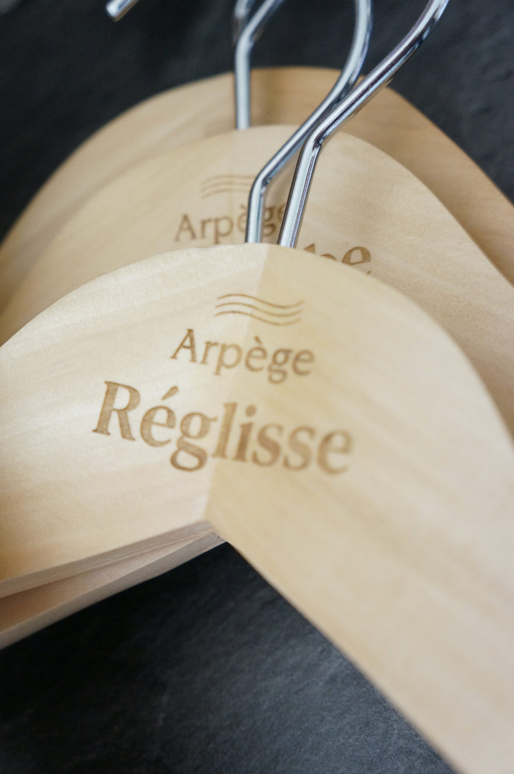 Cintre en bois avec logo