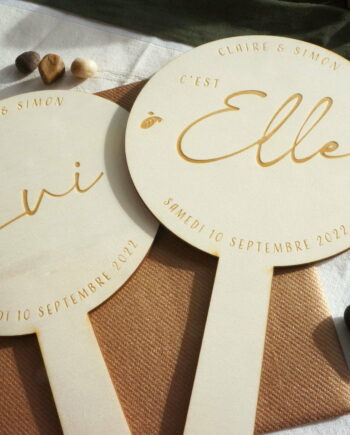 pancartes "elle et lui" pour jeu du mariage.