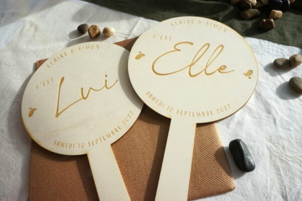 pancartes "elle et lui" pour jeu du mariage.