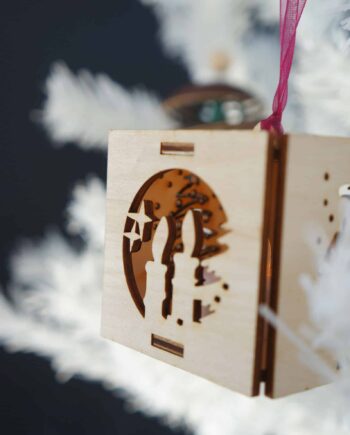 boule de noël en bois avec bougie