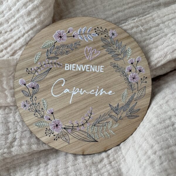 carte félicitations naissance fille, carte en bois bienvenue couronne fleurie