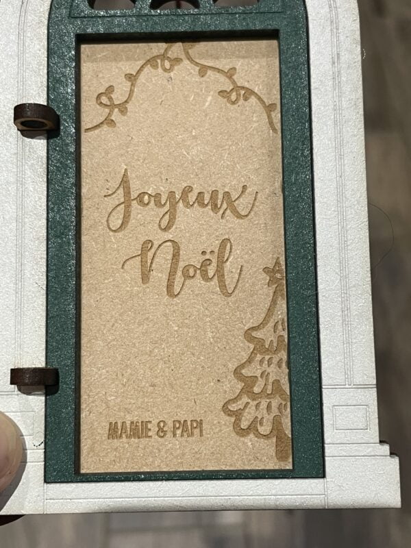 Portes en bois personnalisées pour le sapin de Noël : un cadeau unique et original