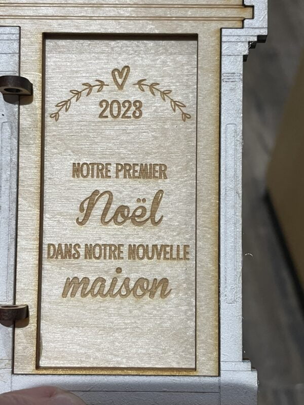 Portes en bois personnalisées pour le sapin de Noël : un cadeau unique et original